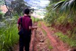 EN EFFLEURANT LES NUAGES DEPUIS LES COLLINES ‘HMONG’